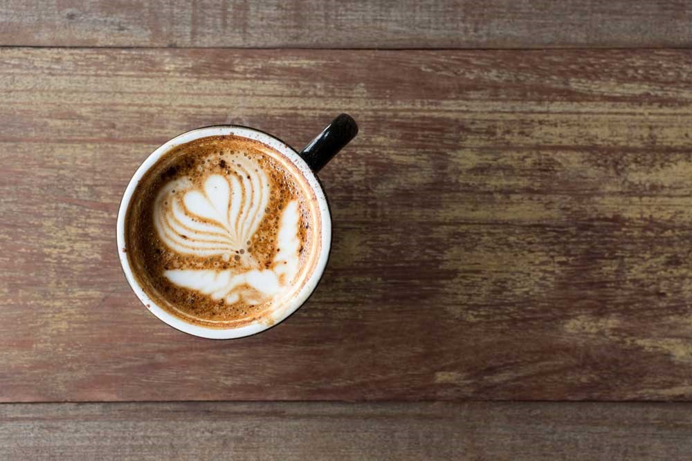 Nunca te has preguntado de dónde viene el Flat White? Este café se ha popularizado mucho en los últimos años y ha venido para quedarse.